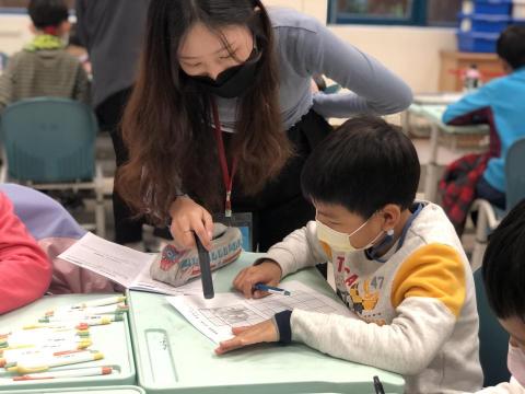 黃郁珽 - 資優數學營期指導學生情形