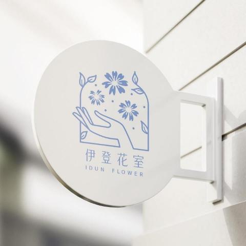 巨日設計 Giganticsun - 伊登花室為台南知名的乾燥花店，深受許多年輕族群喜愛。我們協助擬定品牌故事：「以女神伊登之手、所創造之萬年長春花園，希望能透過花，傳遞永誌不渝的真心。」

我們嘗試了許多關於花、女神的元素組合，最後客戶選定這款優雅的女神之手，勾勒出帶有歐式古典意象的優雅邊框，並選用客戶喜愛之矢車菊及其代表色，有如施展魔法般地打造專屬花園。