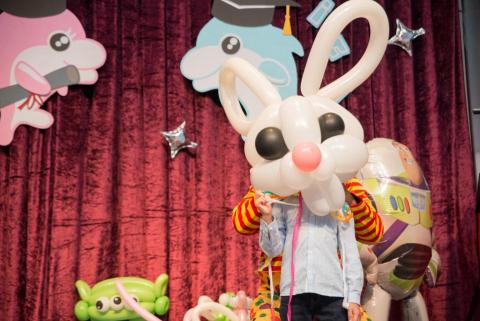 魔術氣球菲力 - 超大兔子氣球頭
超乎你的想像