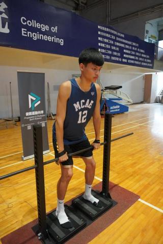 Yung Hao Li - 下肢大腿中段拉 下肢肌力檢測