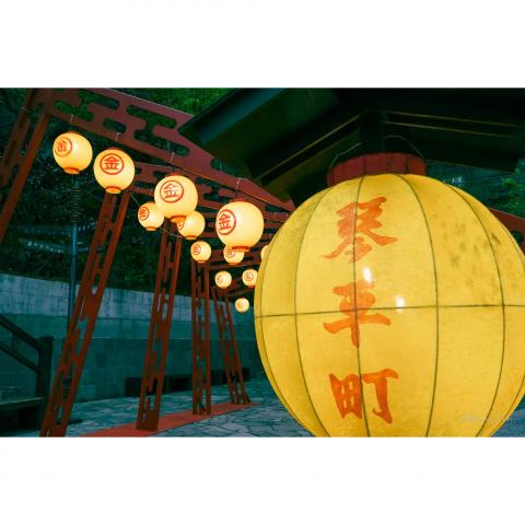 Johnny - #九份
高掛排列的燈籠
彎曲起伏的小巷
山中繚繞的霧氣
黃金山城的驕傲
---------------------
Photo: Johnny Lin
Device: Nikon Z6II + 24-70 f/4
Place: 九份老街
---------------------