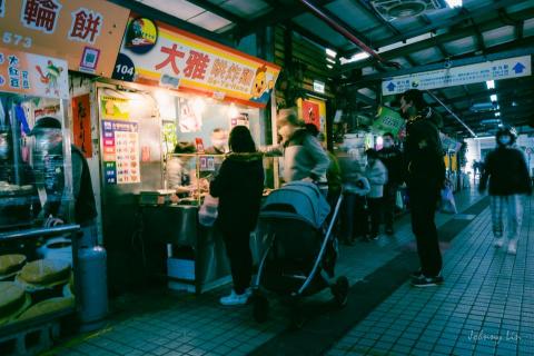 Johnny - #排隊是美味的證明

：來 先生你要什麼
：兩個雞翅、一個腿排
：要等10分鐘喔
---------------------
Photo: Johnny Lin
Device: Nikon Z6II + 24-70 f/4
Place: 汐止秀豐市場
---------------------