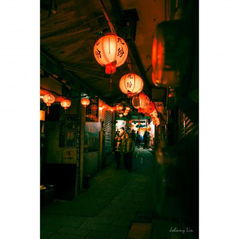 Johnny - #九份
高掛排列的燈籠
彎曲起伏的小巷
山中繚繞的霧氣
黃金山城的驕傲
---------------------
Photo: Johnny Lin
Device: Nikon Z6II + 24-70 f/4
Place: 九份老街
---------------------