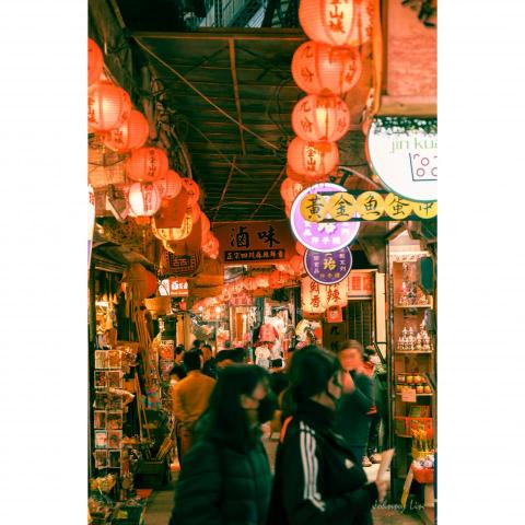 Johnny - #九份
高掛排列的燈籠
彎曲起伏的小巷
山中繚繞的霧氣
黃金山城的驕傲
---------------------
Photo: Johnny Lin
Device: Nikon Z6II + 24-70 f/4
Place: 九份老街
---------------------
