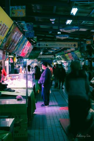 Johnny - #等待

遠處照耀的攤販燈
與購買雞肉的民眾
遠遠的就拿起相機
拍下平靜沉穩感覺
---------------------
Photo: Johnny Lin
Device: Nikon Z6II + 24-70 f/4
Place: 汐止秀豐市場
---------------------