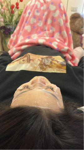 美妍小屋 - 定期清潔大掃除過後，使用醫美等級面膜敷臉，達到鎮定肌膚、消紅、退腫的效果！