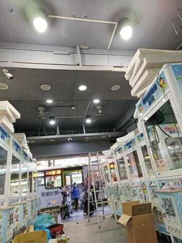 呂凱倫 - 夾娃娃店面桶燈安裝