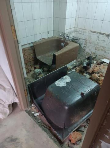 福勁工程 - 廁所浴缸拆除前置作業 福勁工程 - 廁所浴缸拆除前置作業