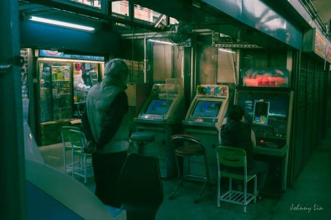 Johnny - #Tetris
專注地堆砌成條狀
阿伯也緊盯著戰況
隨著磚塊速度變快
阿伯也激動著晃動
一旁路過也感受到
那超越年齡的熱血
---------------------
Photo: Johnny Lin
Device: Nikon Z6II + 24-70 f/4
Place: 汐止觀光夜市
---------------------