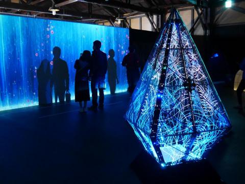 恆有創藝有限公司 - 科技藝術，2020集集燈會，『觸集．光影』
集集車站是台灣僅存的古老火車站之一，細細觀察這歷史悠久的火車站， 將車站古樸優美之元素與光影互動科技結合，產生絢光綺影，彷彿說著今與昔的相互照映。運用火車站上方八角花型木飾、火車站前方柱子與火車車輪的造型做為光影圖樣，立體裝置外觀以8個多邊形組成,鏤空使光影投射在地上，可伸手觸摸 EL 冷光條為裝置增添亮光與色彩。