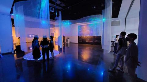 恆有創藝有限公司 - 科技藝術，2022粼光．無邊際 沉浸科技媒體展，『海洋光圖』
上帝創造「光」、「海」，光是書夜的記號，定節令、日子、年歲。大光體管晝，小光體管夜，又造眾星，這些光擺列在天空，普照在地上。水聚集成海，滋生大鱼和水中及各様有生命的動物。

「光」、「海」互相效力，萬物始以創造滋養。

本創作以第一人稱视角透過沉浸全息投影，走入海中看見海域特色、光影星移、移動軌跡互動，創造變幻的光譜。