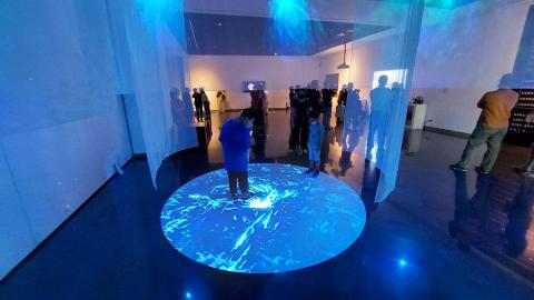 恆有創藝有限公司 - 科技藝術，2022粼光．無邊際 沉浸科技媒體展，『海洋光圖』
上帝創造「光」、「海」，光是書夜的記號，定節令、日子、年歲。大光體管晝，小光體管夜，又造眾星，這些光擺列在天空，普照在地上。水聚集成海，滋生大鱼和水中及各様有生命的動物。

「光」、「海」互相效力，萬物始以創造滋養。

本創作以第一人稱视角透過沉浸全息投影，走入海中看見海域特色、光影星移、移動軌跡互動，創造變幻的光譜。