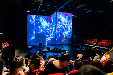 恆有創藝有限公司 - 光雕投影，臺中市屯區藝文中心實驗劇場，『鏡境』
鏡中之境，如平行世界般真假莫辨。2021年人類將個人數位身份的生活數據大量的移轉至數碼雲端，藉由長時間養成的AI演算，讓電腦有創作和思的能力，建立起與人類真實生活平行的元宇宙。「鏡境」科技跨域劇場力圖尋找一種對抗、反抗 AI 算法的可能途徑，並以即時電腦算繪，實驗一種聆聽身份的控制本體論；同時以音樂創作者的角度出發，在技術與人對立的現代，探索音樂表現