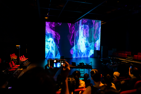 恆有創藝有限公司 - 光雕投影，臺中市屯區藝文中心實驗劇場，『鏡境』
鏡中之境，如平行世界般真假莫辨。2021年人類將個人數位身份的生活數據大量的移轉至數碼雲端，藉由長時間養成的AI演算，讓電腦有創作和思的能力，建立起與人類真實生活平行的元宇宙。「鏡境」科技跨域劇場力圖尋找一種對抗、反抗 AI 算法的可能途徑，並以即時電腦算繪，實驗一種聆聽身份的控制本體論；同時以音樂創作者的角度出發，在技術與人對立的現代，探索音樂表現