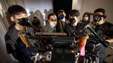 阿凱影音製作 - 攝影師/導演/監製在現場進行畫面確認協調