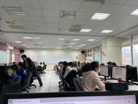 陳峻逸 - 111-1 新竹女中 人工智慧導論 多元選修 支援講師