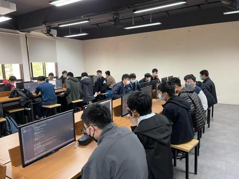 陳峻逸 - 111-2 師大附中高一科學班 人工智慧專題指導