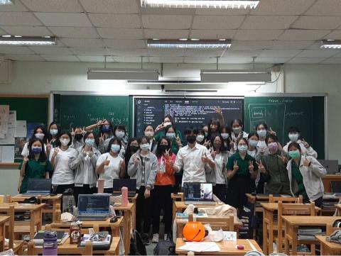 陳峻逸 - 111-1 北一女中 人工智慧導論 微課程講師