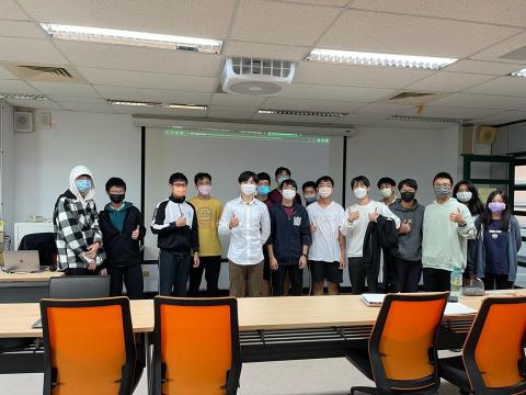 陳峻逸 - 111-1 松山、麗山高中微課程 人工智慧導論講師