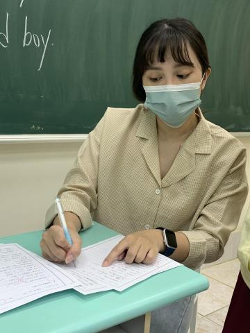 Rita黃 - 根據學生給予不同的解說，讓他們能夠更快速的理解