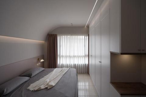 均品室內裝修設計有限公司 - 新莊仙境傳說｜主臥室設計
⁡
床頭上方樑位以弧型天花造型收掉加上燈帶增加氛圍感