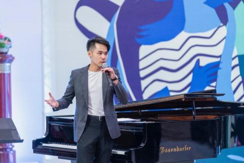 鐘崇豪 - 超過10年的音樂教學經驗