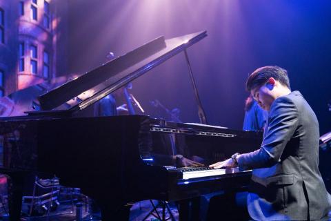 鐘崇豪 - 擁有豐富的演出經歷與舞台經驗