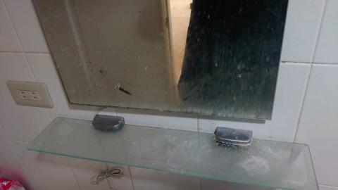 kevin - 浴室鏡面清潔前