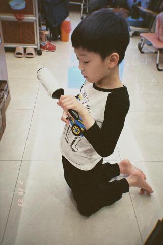 林宜萱 - 哥哥的小孩 下課後回家都會陪他玩