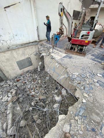 文匠拆除工程 - 小怪手 4樓樓板打除