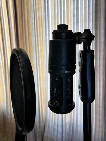 七嘴八舌 - 七嘴八舌採用專業錄音室及專業錄音設備。