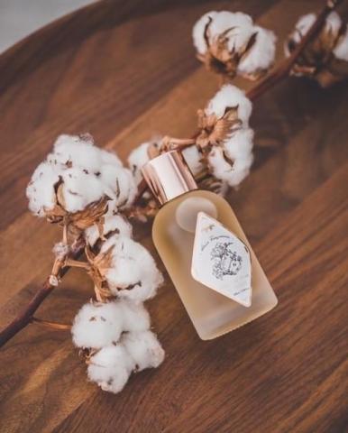 J.P.F 布朗夏爾設計有限公司 - 洗髮精禮盒組設計，主視覺以黑白針筆畫呈現，復古簡約質感。