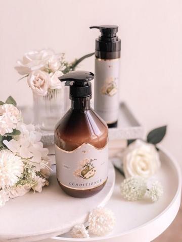 J.P.F 布朗夏爾設計有限公司 - 為洗髮精沐浴露包裝貼紙設計，主視覺採用精細水彩手繪，呈現復古高級質感。