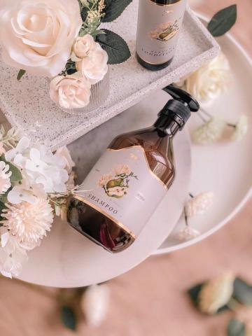 J.P.F 布朗夏爾設計有限公司 - 英國梨小蒼蘭，主視覺採用精細水彩手繪，呈現復古高級質感。