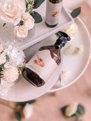 J.P.F 布朗夏爾設計有限公司 - 杏桃花蜂蜜，主視覺採用精細水彩手繪，呈現復古高級質感。