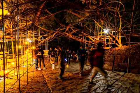 林家豪 - 【竹子是大家所熟悉的媒材，生活中隨處可見運用竹子所做的器皿及器具，而曝曬關廟麵所使用的竹屢，也乘載著台南人傳承的記憶。並以三座大燈組的量體，加上結構，實現垂直地語的理念，上方以竹編構成，加上燈光渲染，陰影加成，讓框景更完整。】

連結:https://issuu.com/henry881125a/docs/2021-2022_7650b7955363f9