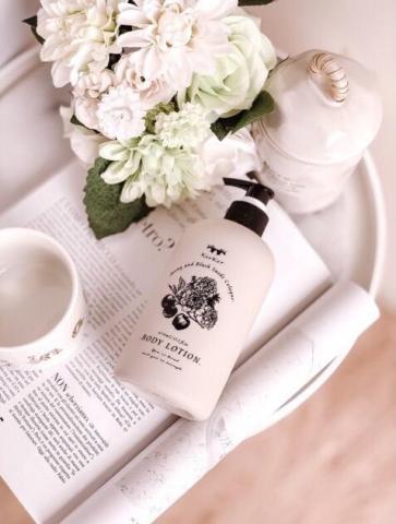 J.P.F 布朗夏爾設計有限公司 - 為潤膚乳瓶身設計，手繪黑白針筆畫為主視覺，質感優雅風格。