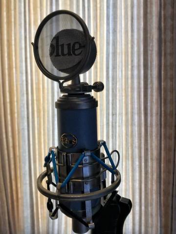 七嘴八舌 - 七嘴八舌採用專業錄音室及專業錄音設備。