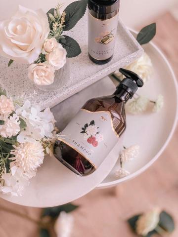 J.P.F 布朗夏爾設計有限公司 - 覆盆子梔子花，主視覺採用精細水彩手繪，呈現復古高級質感。