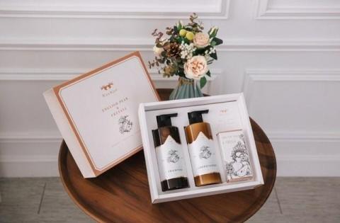 J.P.F 布朗夏爾設計有限公司 - 洗髮精禮盒組設計，主視覺以黑白針筆畫呈現，復古簡約質感。