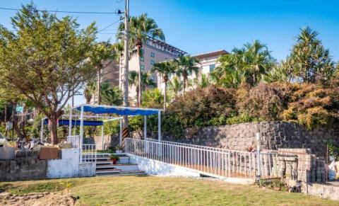 林家豪 - 台南築角比賽，將社區角落改造，休憩與活動兩大主軸，同時美化環境 ，提高居民使用空間，提升聚力，將設計區角落的使用性提到最高，將棄地再利用，清除不良物件，場域美感三大使用重點的機能性解決。
【設計保有蓄水功能】
【社區活動聚集地域】    
【增加居民安全性質】
【美化環境升凝聚力】
【社區角落疑濾屏除】

https://issuu.com/henry881125a/docs/2021-2022_