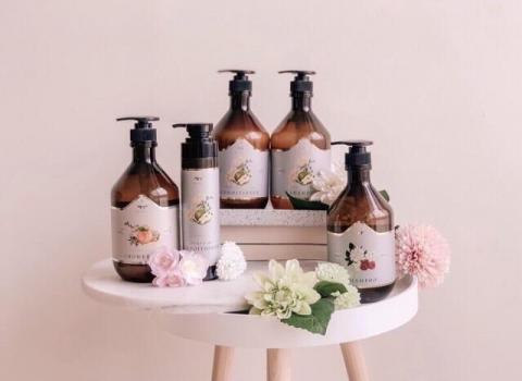 J.P.F 布朗夏爾設計有限公司 - 為洗髮精沐浴露包裝貼紙設計，主視覺採用精細水彩手繪，呈現復古高級質感。