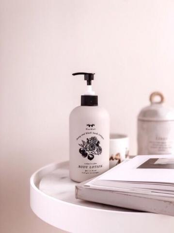 J.P.F 布朗夏爾設計有限公司 - 為潤膚乳瓶身設計，手繪黑白針筆畫為主視覺，質感優雅風格。