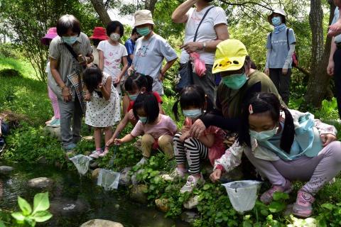 林家豪 - 【從認識園區的退休動物開始，重拾動物與自然植物與我們的連結，並透過品味，嗅聞，觀賞，撫觸，植化素的奧妙療癒，身體感觸，也是學習的一種。】

【動植物地域連結】  
  【身體感官其感受】
【植化素奧妙療癒】    
【自然才手作體驗】
https://issuu.com/henry881125a/docs/2022-2023-_