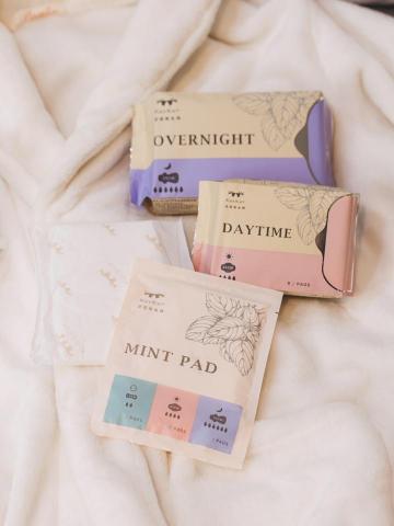 J.P.F 布朗夏爾設計有限公司 - 衛生棉包裝設計及試用包設計。