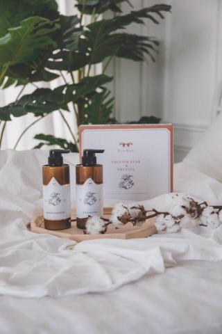 J.P.F 布朗夏爾設計有限公司 - 洗髮精禮盒組設計，主視覺以黑白針筆畫呈現，復古簡約質感。