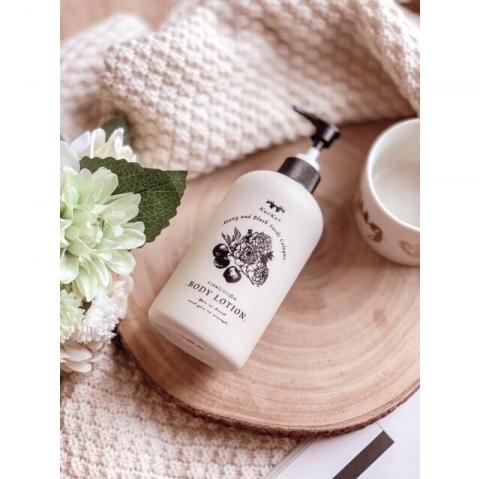 J.P.F 布朗夏爾設計有限公司 - 為潤膚乳瓶身設計，手繪黑白針筆畫為主視覺，質感優雅風格。