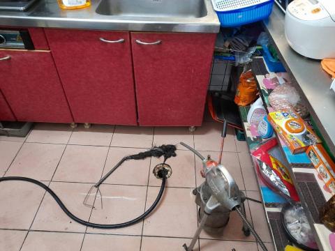一流環保工程行 - 一般住家廚房賭塞清潔,清出阻塞物品