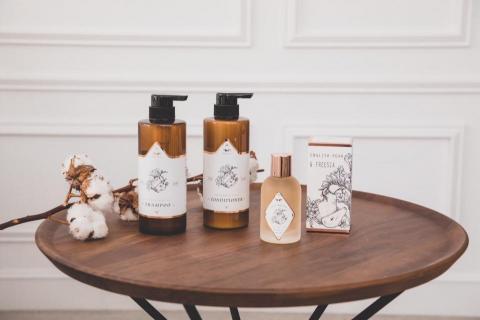 J.P.F 布朗夏爾設計有限公司 - 洗髮精禮盒組設計，主視覺以黑白針筆畫呈現，復古簡約質感。