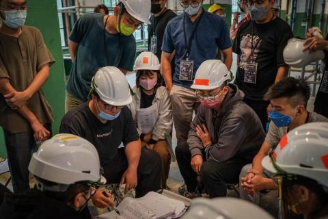 林家豪 - 將場地限制與主題價值最大化，前期討論，圖面繪製，場地會勘，廠商溝通，施工討論，現場施工，撤場收尾，將百名同學凝聚一體，一起努力，完成屬於我們的畢展。
【場地規劃以及動線規劃】　　
【與廠商討論運材之問題】
【統籌各項申請文件資料】　　
【預設解決因應疫情問題】
【解決進場與退場利與弊】　　
【因地制宜的施工方程式】
https://issuu.com/henry881125a/docs/_-_